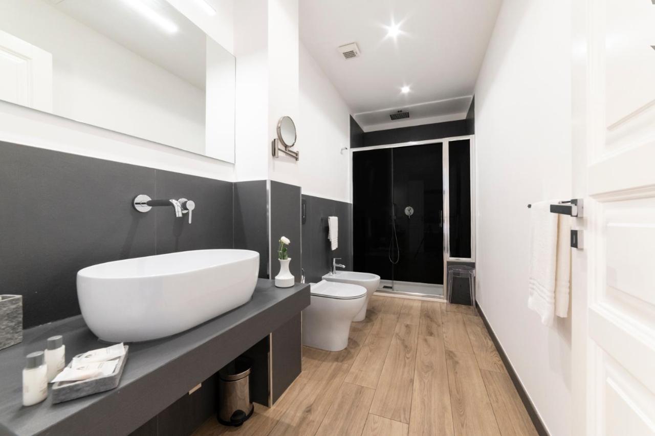 Ruggero Settimo - Room & Suite Palermo Bagian luar foto