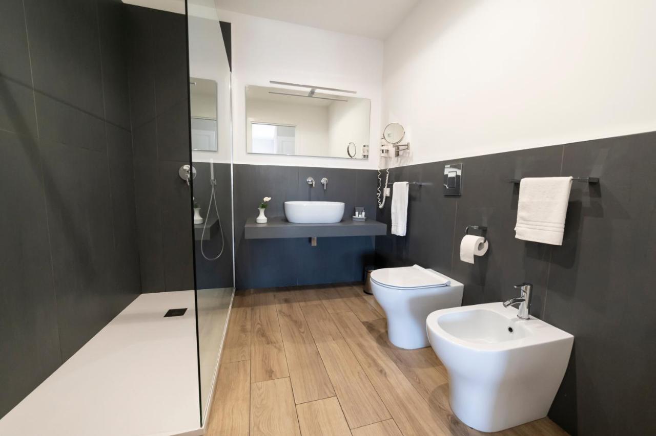 Ruggero Settimo - Room & Suite Palermo Bagian luar foto